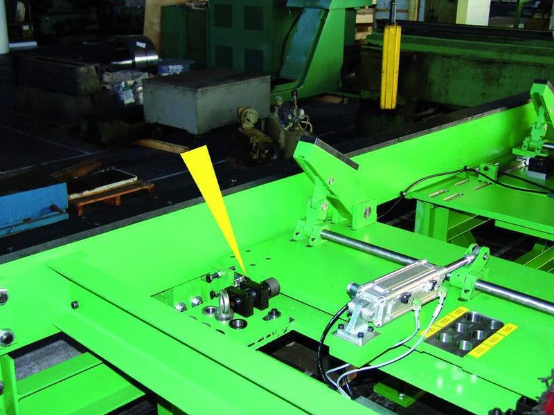 Bild 2: Dieser Industrie-Stoßdämpfer (Pfeil) ist einer von zwei Stoppern, die knapp 1 t schwere Graphitelektroden beim Herunterrollen im Endanschlag abbremsen. (Archiv: Vogel Business Media)