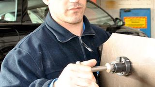 Während „normale“ Parksensor-Löcher von außen nach innen getrieben werden, muss man im Fall Ford oft umgekehrt vorgehen. „Dank des präzisen Stanzwerkzeugs von Kamatec ist das kein Problem“, weiß Karosseriebaumeister Daniel Hammer aus Erfahrung. (Dominsky)