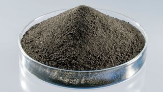 Im Gegensatz zu herkömmlichen Kohlenstoffadditiven soll Porocarb neben den elektrischen auch die ionischen Transportprozesse in Batterien verbessern. (Heraeus)