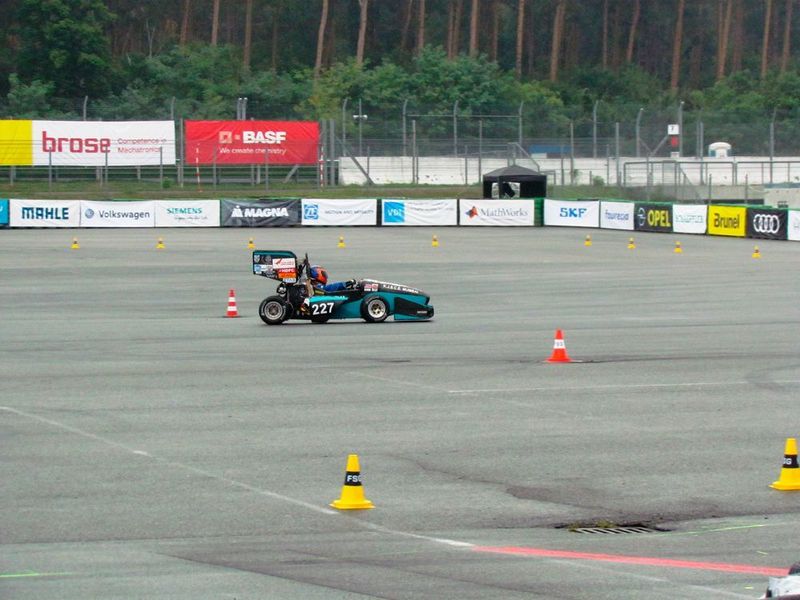Auf dem Testgelände kann sich der Pilot mit dem Fahrzeug vertraut machen. Auch in der neuen Wettbewerbsklasse Driverless ist es möglich, den Boliden im manuellen Modus mit Fahrer zu steuern. So können die Teams Sensorik und Kamerasysteme testen und überprüfen. (S. Häuslein/konstruktionspraxis)