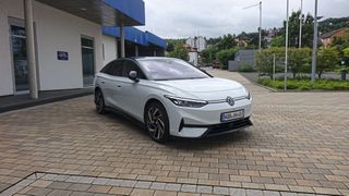 Der VW ID 7 startet bei etwa 55.000 Euro. Mit entsprechenden Optionen sind über 70.000 Euro möglich. Ein Grund für die niedrigen Verkaufszahlen? (Bild: Sven Prawitz/VCG)