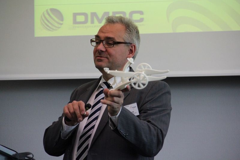 How far can you imagine? Dr. Eric Klemp, DMRC Paderborn, demonstriert anhand des Katapults, dass der 3D-Druck vielfältig einsetzbar ist, erklärt aber zugleich: „Auch wenn man damit Waffen bauen kann, kann man mit diesem Verfahren viel mehr Gutes tun, wie beispielsweise in der Medizintechnik.“ (Bild: Sonnenberg)