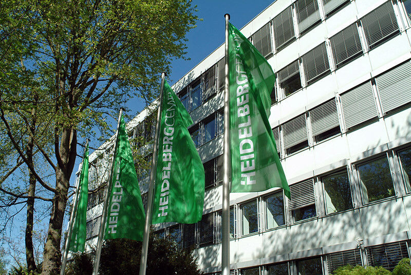 Heidelberg Cement ist ein Baustoffkonzern mit Sitz in Heidelberg. In 2013 erwirtschaftete Heidelberg Cement einen Umsatz von 13,94 Milliarden Euro und beschäftigte 52.560 Mitarbeiter weltweit. (Heidelberg Cement)
