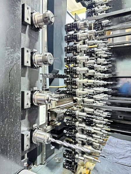 In «powRgrip» und ER-Spannsystem (beide Rego-Fix) gespannte Werkzeuge im Werkzeugwechsler des Bearbeitungszentrums.  (Bild: Vischer & Bolli)