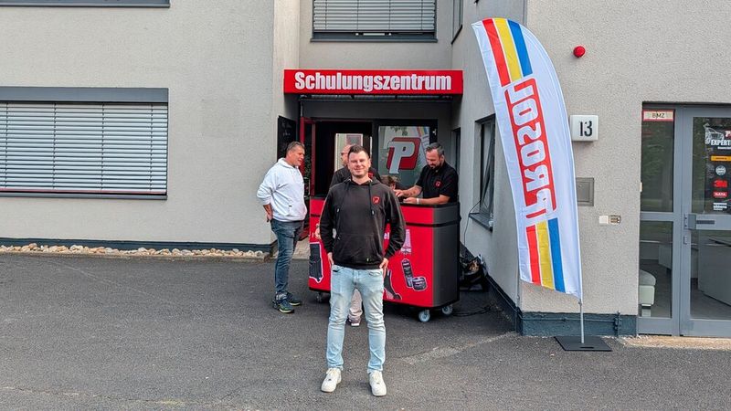 Automotive-Verkaufsleiter Mac Schmitt führte »Fahrzeug + Karosserie« durch das Gebäude. (Bild: Rosenow – VCG)