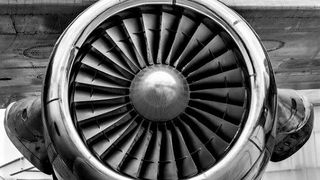 Es muss nicht immer fossiles Kerosin sein, das Flugzeuge abheben lässt! Denn Forscher wissen jetzt, wie man aus Essensresten per Biogasanlage nicht nur synthetisches Wachs herstellen kann. Hier erfahren Sie, wie das funktioniert. (Bild: J. Johnson)