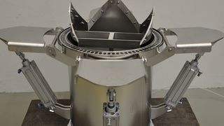 Über eine kreisförmige Vakuum-Absaugung erfolgt die staubdichte Andockung und Fixierung. (Bild: Azo)