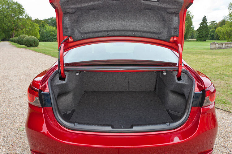 Auch das Kofferraumvolumen der Limousine kann sich mit 489 Litern sehen lassen. (Foto: Mazda)