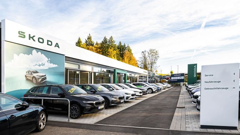 Die Graf Hardenberg-Gruppe hat in Überlingen am Bodensee in einer Bestandsimmobilie den Skoda-Vertrieb aufgenommen.(Bild:  Rainer M. Hohnhaus)