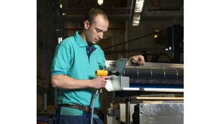 Actio gleich Reactio: Drehen darf sich nur die Schraube, nicht das Werkzeug. Schraubwerkzeuge, die bei Erreichen des voreingestellten Anzugsmomentes abschalten, minimieren das Reaktionsmoment und schonen den Bediener. (Archiv: Vogel Business Media)