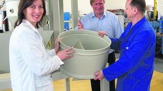 Die neuen Geschäftsführer Karin Hauger und Joachim Ringler (Mitte) bei der Qualitätskontrolle: „Wir haben einen guten Namen im Markt.“ (Archiv: Vogel Business Media)