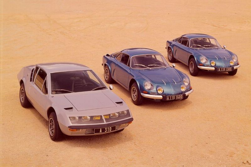 Alpine A110 als 1300 (rechts), 1600 (Mitte) und A310 (links). (Bild: Renault Alpine)