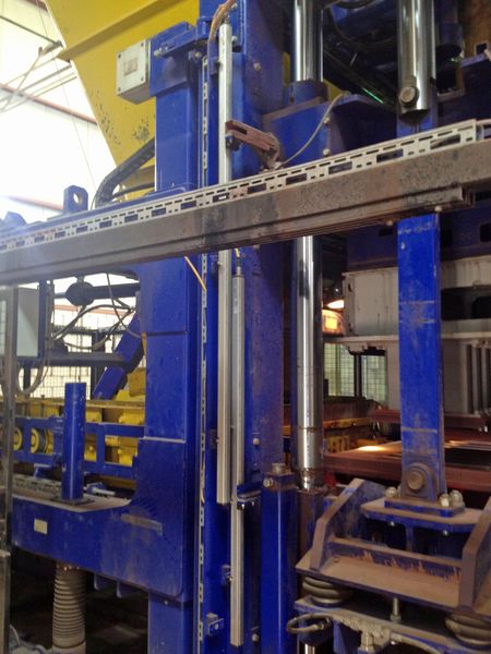 Die Achspositionen der hydraulischen Auflast - und Formbewegung  wird zuverlässig mittels kontinuierlich messender Micropulse-Wegaufnehmer erfasst. (Bild: Balluff)