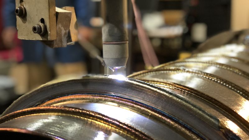 Die WAAM-Technologie nutzt den Schweißlichtbogen als Energiequelle, um einen Metalldraht zu schmelzen.(Bild:  EWM)