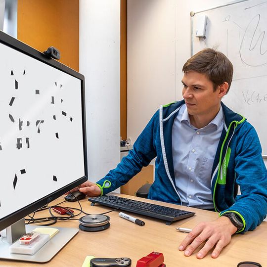 Thomas Pock, Informatiker an der TU Graz, entwickelte neue Bildverarbeitungsalgorithmen zur Korrektur von Unschärfen, defekten Pixeln oder anderen technischen Bildfehlern. Thomas Pock, Informatiker an der TU Graz, entwickelte neue Bildverarbeitungsalgorithmen zur Korrektur von Unschärfen, defekten Pixeln oder anderen technischen Bildfehlern.