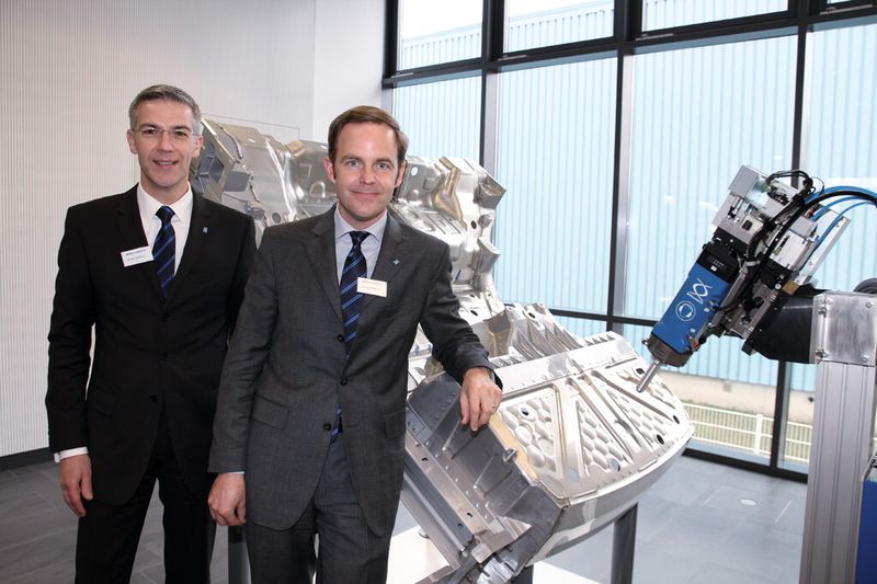 Die Unternehmensleitung von Böllhoff mit Dr. Jens Bunte und Michael W. Böllhoff (v. l.) erwartet für 2013 ein stabiles Wachstum. (Bild: Kroh)