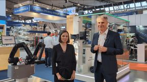 Melanie Ehrhardt (leitende Online-Redakteurin) und Mark Grötzinger (Head of Business Development Warehouse Automation & Intralogistics bei Bosch Rexroth) während des Kurzinterviews auf der LogiMat 2026.  (Bild: DM Magazin)