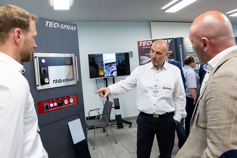 Dass bis zu 35 Prozent Einsparungen beim Lackmaterial möglich sind, war am Stand der CRS-i GmbH zu sehen. Das Willicher Unternehmen beschäftigt sich seit Jahrzehnten mit der Verbesserung von Arbeitsprozessen im Karosserie- und Lackierbereich.      (Stefan Bausewein)
