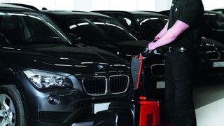 Mithilfe des Fahrzeugrangierers Stringo wird der Mitarbeiter beim sicheren Umsetzen von Fahrzeugen entlastet. (Bild: Famek)