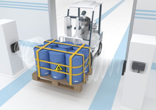 Zur effizienten Erfassung von Packstücken und Ladungsträgern (wie den hier gezeigten Fässern) in der Logistik: der neue UHF-RFID-Reader von Pepperl+Fuchs.(Bild:  Pepperl+Fuchs)