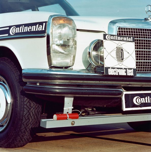 50 Jahre fahrerloses Fahren: Am 11. September 1968 ging auf der Teststrecke Contidrom in der Lüneburger Heide das erste elektronisch gesteuerte fahrerlose Auto von Continental an den Start. Hier das elektronisch gesteuerte Fahrzeug im Testbetrieb. (Bild: Continental AG)