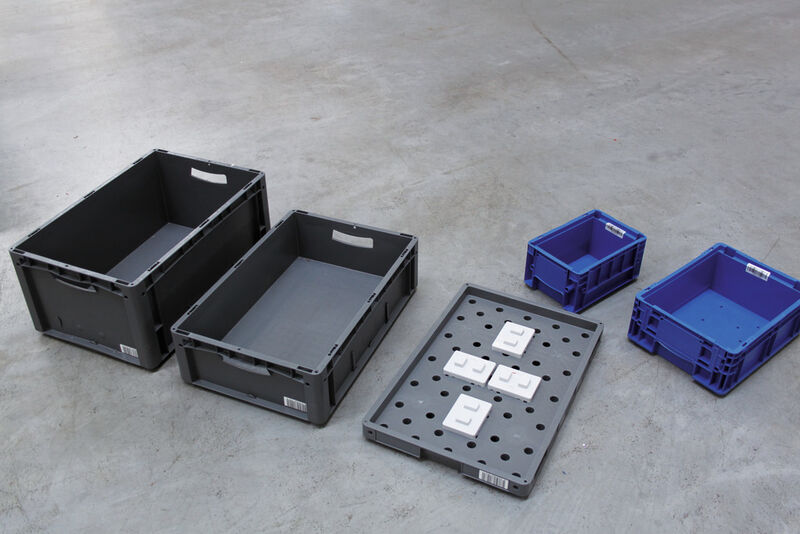 Im zentralen Ersatzteillager Sachsenheim von Porsche sind von Bito der Behälter XL mit 270 und 170 mm Höhe und das Tablar mit individuell im Raster steckbaren Fixierelementen für Kleinladungsträger im Einsatz. (Bild: Bito)