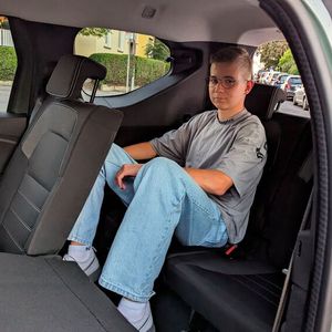 Die dritte Reihe im Dacia bietet auch größeren Personen Platz. Allerdings sind die Sitzflächen recht tief angeordnet, die Beine haben wenig Auflagefläche.(Bild:  Rosenow – VCG)