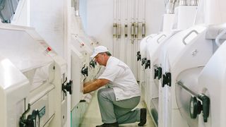 Ein flexibles Stromnetz schont die Ressourcen und hilft Unternehmen bei der Bewältigung der Energiewende. Wie das funktionieren kann, untersucht die Deutsche Energie-Agentur derzeit in einem Projekt. (Bild: Thomas Dashuber)