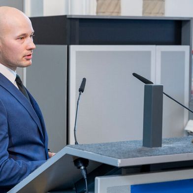 Genauigkeitsrekord für elektrischen Widerstand: Kajetan Fijalkowski erhält Helmholtz-Preis. (Bild: PTB)