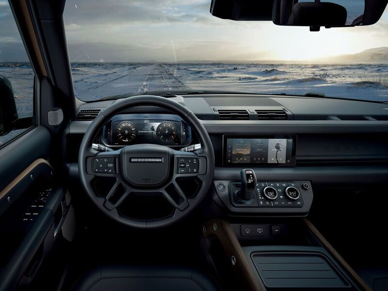 Im Innenraum erinnern die verschraubten Türverkleidungen und leicht zu reinigende Materialien an den Pfadfinder von einst. (Land Rover)