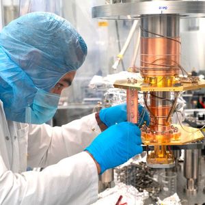 Montagearbeiten am Kryostaten(Bild:  Christoph Georges/ Eleqtron)