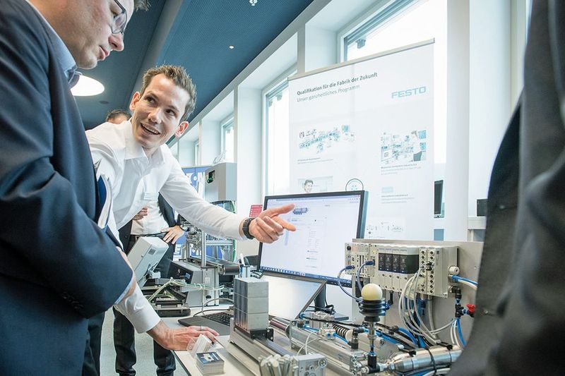 Das Festo-Motion-Terminal VTEM ist eine Revolution in der Pneumatik und katapultiert diese direkt ins Zeitalter von Industrie 4.0. Jonas Jeisy, Application Engineer Festo (Thomas Entzeroth)