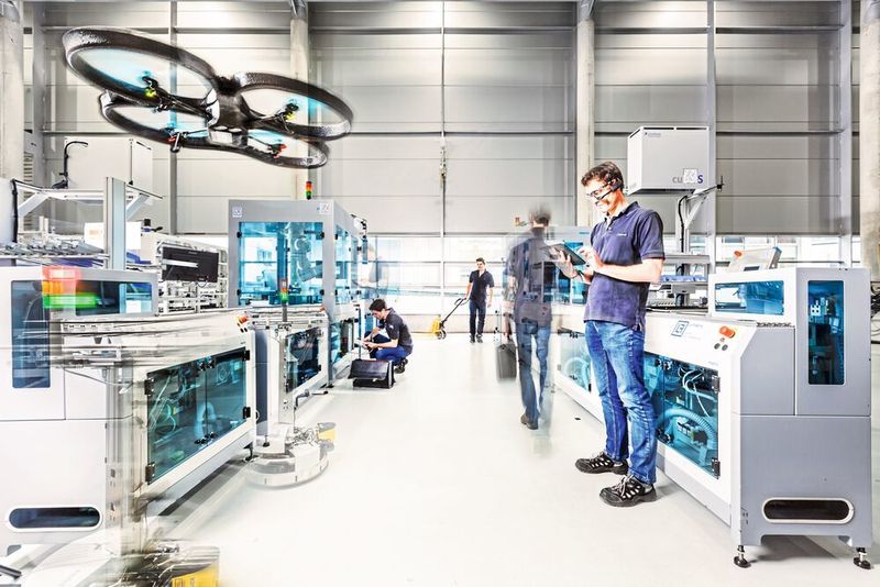 Cyber-physische Systeme und die intelligente Vernetzung der Fertigungsanlagen und Logistiksysteme bilden die Grundlage der Smart Factory, die sich im Idealfall ohne menschliches Eingreifen autonom organisiert. Das beunruhigt zwar viele, hat aber eher seine Vorteile, sagen die Experten. (Universität Stuttgart IFF / Fraunohfer IPA / R. Bez)