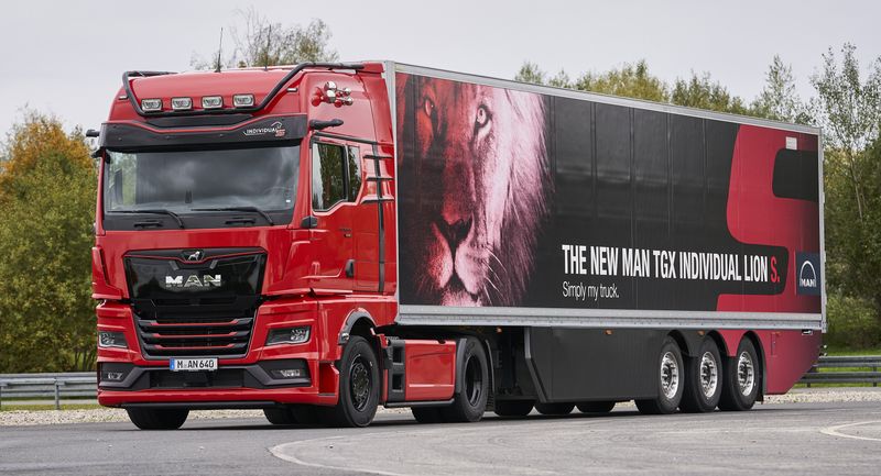 Der Einsatz von Rezyklaten ist heute auch für lackierte Teile möglich. Das PC/ABS, welches für die Windleitblende des MAN TG3 eingesetzt wird, hat einen postindustriellen Rezyklatgehalt von 65 Prozent.  (Bild: MAN Truck & Bus SE)