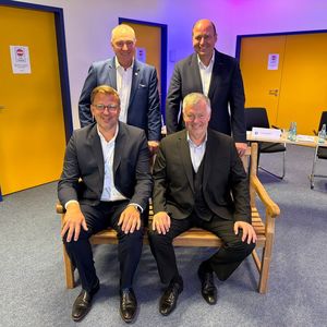 Die Eurogarant AutoService AG lud zur Hauptversammlung 2026 ins hessische Friedberg. Die Vorstände Peter Börner, Guido Kalter (obere Reihe) und Sebastian Kaiser sowie Thorsten Fiedler (untere Reihe) konnten dabei sehr gute Zahlen für das vergangene Geschäftsjahr präsentieren.(Bild:  Otto - VCG)