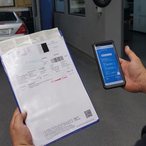 Die Werkstattausrüstung ist auf die Erfordernisse moderner und historischer Fahrzeuge gleichermaßen ausgerichtet, was unter anderem die Hebetechnik und die Reifenservicemaschinen betrifft. Separate Räume ermöglichen Arbeiten an Karosserien und Antriebsaggregaten. Sämtliche Mitarbeiter verfügen zudem über digitale Endgeräte zur Kommunikation mit dem Werkstattserver und den Kunden.(Bild:  Schreiner – VCG)