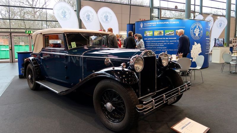 Der Allgemeine Schnauferl-Club (ASC), gegründet 1900 und somit der älteste durchgehend existente Oldtimerclub Deutschlands, hat sich einen neuen Messestand gegönnt. Dezent, trotzdem unübersehbar, und mit zwei Lancia passend zum Thema einer der beiden Sonderschauen bestückt: links ein Dilambda aus 1932 (im Bild), rechts ein Flaminia Zagato Super Sport. (Bild: Diehl – VCG)
