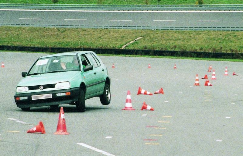 Bei einer Dämpferleistung von nur noch 20 Prozent zeigt ein Pkw deutliche Schwächen im Kurvenverhalten.  (Foto: Lauer)