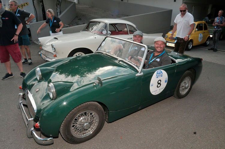 Die Herren: Harry Liendl und Philipp Dimböck mit Austin Healey Frogeye (Baujahr 1960). (Bild: Zietz)