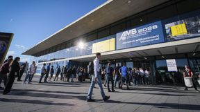 Besucherandrang vor dem Eingang zur AMB 2026 (Thomas Wagner / Messe Stuttgart)