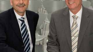 Stabwechsel: Nach 28 Berufsjahren bei Festo übergibt Vertriebsleiter Dr. Rolf Storr zum Jahreswechsel 2008/2009 die Funktion des „Deutschland-Chefs“ an seinen Nachfolger Hans-Ulrich Witschel.  (Bild: Festo)