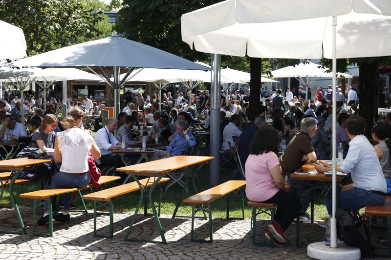 Für die Pause zwischen Standbesuchen und Forum-Teilnahme gab es im Innenhof zwischen den Hallen kühle Getränke und Kleinigkeiten zu essen. (LABORPRAXIS, C. Lüttmann)