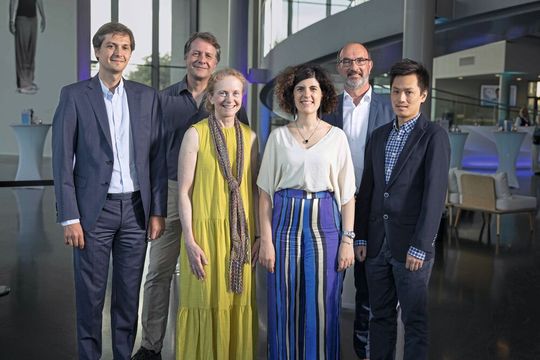 v.l.: Preisträger Dr. Clemens Plaschka (IMP – Institute of Molecular Pathology) , Jury-Mitglied Prof. Michael Sixt (Institute of Science and Technology Austria ISTA), Jury-Vorsitzende Prof. Laura Machesky (University of Cambridge, Finalistin Dr. Irma Querques( Max Perutz Labs, University of Vienna), Dr. Axel Jahns (Eppendorf Vice President Corporate Citizenship & Governmental Affairs), Finalistin Dr. Phong Nguyen (zur Zeit der Nominierung Hubrecht Institute)(Bild:  EMBL Heidelberg/Eppendorf)