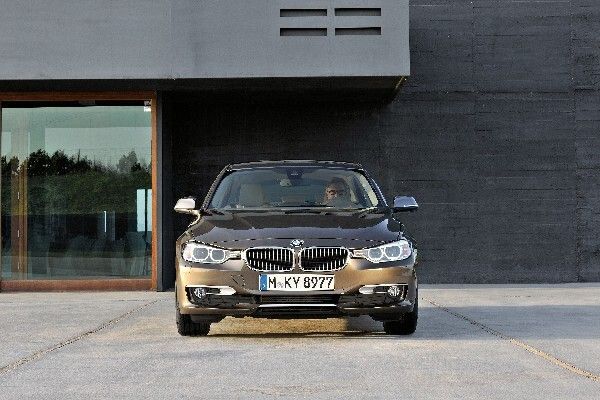Die sechste Generation der 3er Limousine gibt es nun auch mit zusätzlichen 2,0-Liter-Vierzylindern, die in den Modellen 316d, 318d und 320i für günstige Verbrauchs- und Emissionswerte sorgen. (Bild: BMW)