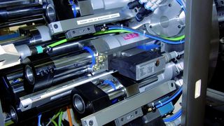 Bild 1: Hydraulische Vorschubantriebe für die Längsschlitten eines Mehrspindel-Drehautomaten. Trotz hoher Dynamik und Geschwindigkeit sind sie kompakt in der Maschine untergebracht. (Archiv: Vogel Business Media)