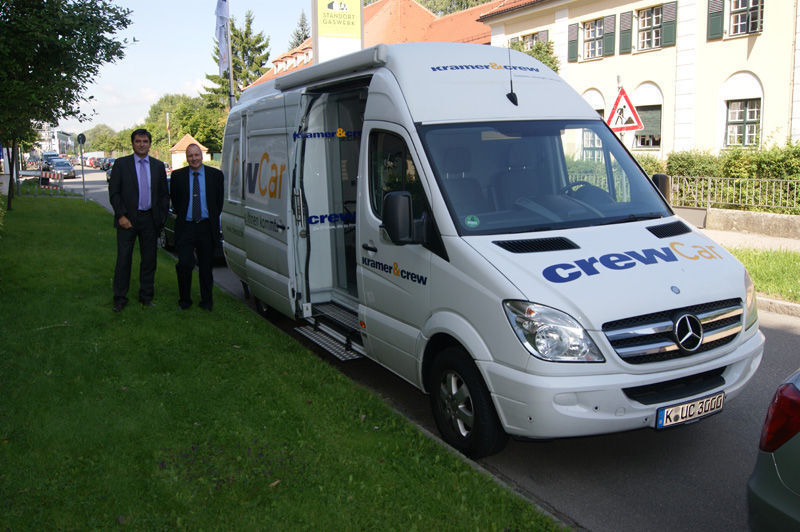 Das „Crew Car“ zu Besuch bei Vogel IT-Medien in Augsburg; links: der Chef Uwe Kramer; Bild: Sarah Meier (Archiv: Vogel Business Media)