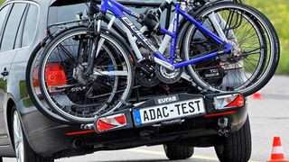 Der ADAC hat insgesamt elf Fahrradträger für die Anhängerkupplung getestet. (ADAC)