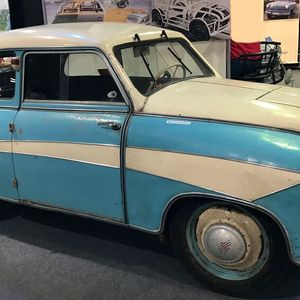 Vier Sitze und zehn PS für 3.300 Mark im kleinen Lloyd LP 300. Das Modell der zur Borgward-Gruppe in Bremen gehörenden Marke wurde von 1950 bis 1952 produziert. Angetrieben wurde der LP 300 von einem vor der Vorderachse quer eingebauten, luftgekühlten Zweitakt-Zweizylindermotor (Twin) mit einem Hubraum von 293 cm³, der 10 PS bei 4.000/min leistete. Die Kraft wurde über ein nicht synchronisiertes Dreigang-Schieberadgetriebe auf die Vorderräder übertragen. Die Höchstgeschwindigkeit betrug ca. 70 km/h.(Bild:  autodrom)
