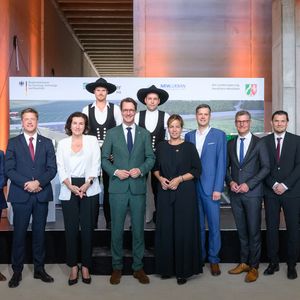 Beim Richtfest der FFB Fab feierten gemeinsam: die Fraunhofer-FFB-Institutsleiter Prof. Dr. Jens Tübke und Prof. Dr. Simon Lux, Prof. Dr. Axel Müller-Groeling, Vorstand für Forschungsinfrastrukturen und Digitalisierung der Fraunhofer-Gesellschaft, Bundesforschungsministerin Dorothee Bär, NRW-Ministerpräsident Hendrik Wüst, die stellvertretende Ministerpräsidentin und NRW-Wirtschaftsministerin Mona Neubaur, Henk Brockmeyer, Geschäftsführer von NRW.URBAN, Tilman Fuchs, Oberbürgermeister der Stadt Münster, sowie Architekt Thomas Habscheid-Führer von Carpus + Partner.(Bild:  Michael Möller)