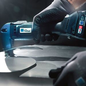 Die bessere Alternative zum Winkelschleifer, der durchaus aber seine Berechtigung beim Blechschneiden hat, heißen Scheren, wie diese hier, von Trumpf ...(Bild:  Trumpf)